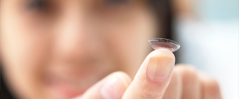 Kontaktlinsen Pflege: Bei falscher Hygiene drohen gefährliche Augeninfektionen