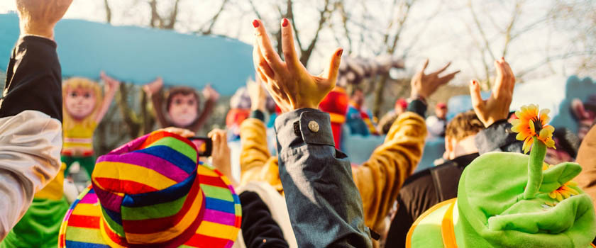 Künstliche Wimpern, farbige Kontaktlinsen und Faschingsschminke können die Augen an Karneval schädigen